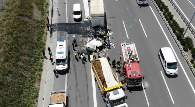 Kuzey Marmara Otoyolundaki feci kazada kamyon ikiye bölündü: 1 ölü