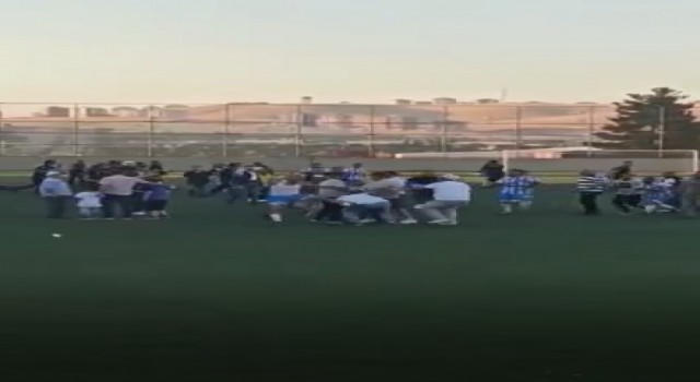 Maç bitti yeşil saha karıştı!