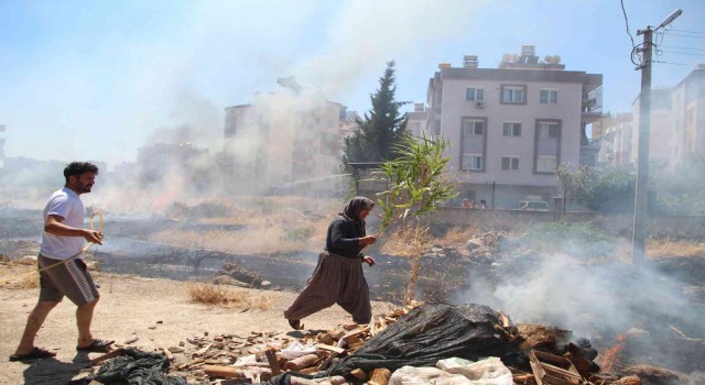 Mahallelinin evleri tehdit eden ot çalılık yangını seferberliği