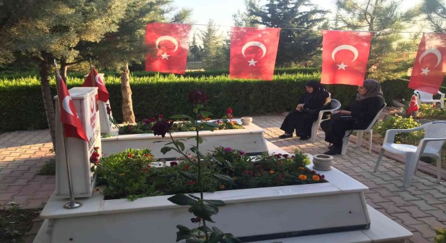 Malatya şehitliğinde hüzünlü bayramlaşma