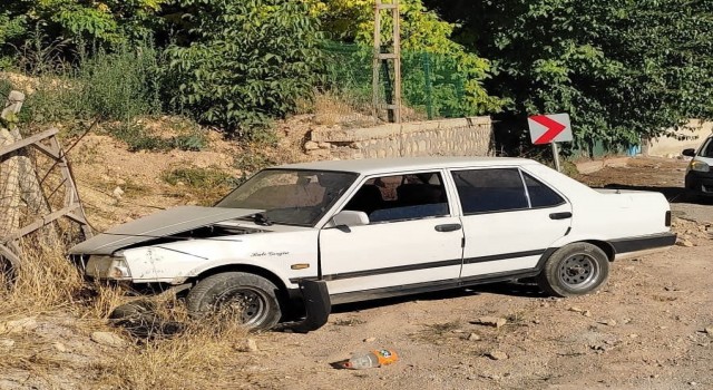 Malatyada otomobil bahçe korkuluklarına çarptı: 3 yaralı