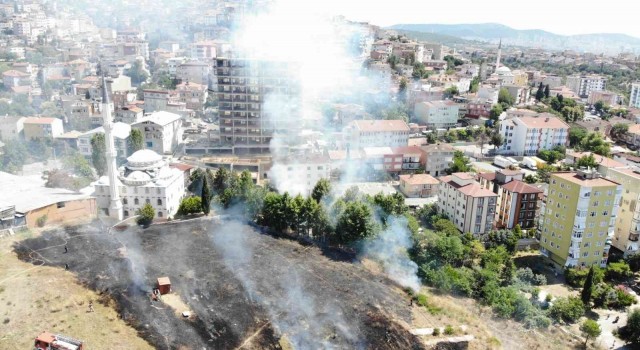 Maltepede boş arsadaki yangın iş yerine sıçramadan kontrol altına alındı