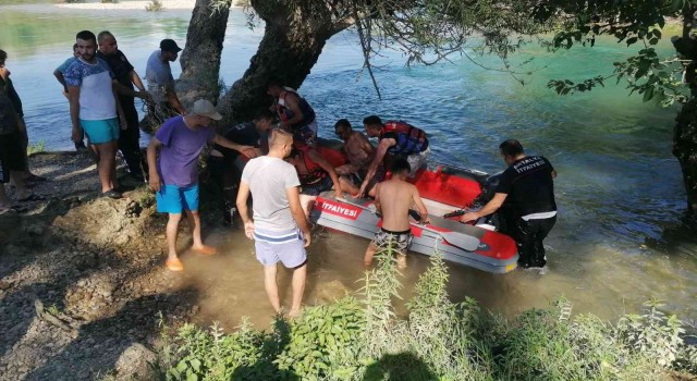 Manavgat Irmağında mahsur kalan vatandaşlar itfaiye ekiplerince kurtarıldı