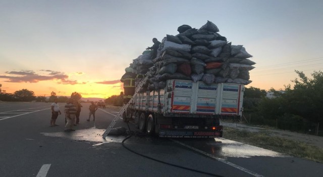 Mangal kömürü yüklü tırda çıkan yangını itfaiye söndürdü