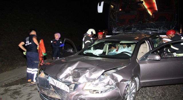 Manisada faciaya ramak kaldı: Otobüs ve 2 otomobilin karıştığı trafik kazasında 4 kişi yaralandı
