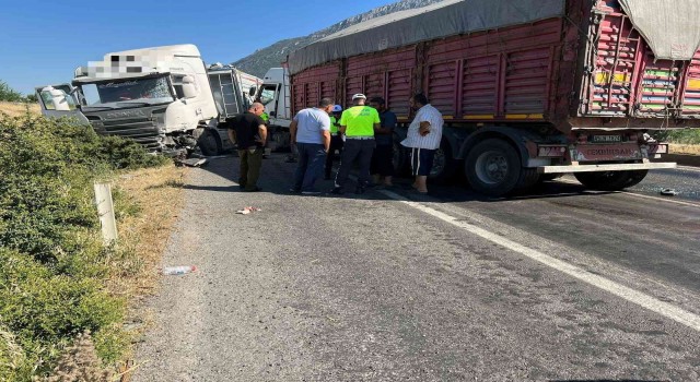 Manisada iki tır kafa kafaya çarpıştı: 1 yaralı