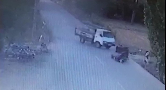 Manisada kamyonet ile sepetli motosiklet çarpıştı: 1 ağır yaralı