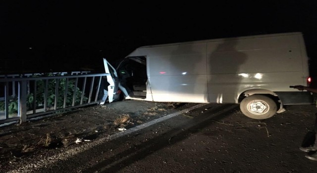 Manisada kamyonet köprü korkuluğuna çarptı: 1 ağır yaralı