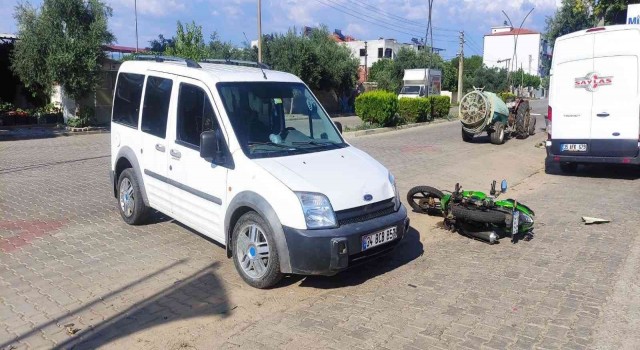 Manisada otomobil ile motosiklet çarpıştı: 2 yaralı