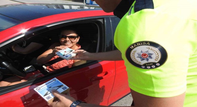 Manisada sürücülere Mesir lokumlu trafik denetimi