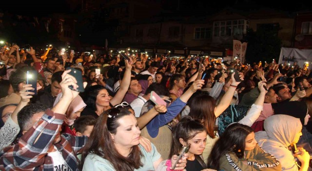 Manuş Baba Konyada hayranlarıyla buluştu
