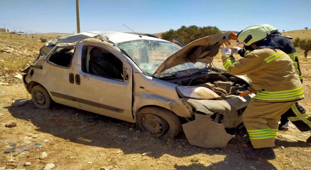 Mardinde hafif ticari araç yoldan çıktı: 3 yaralı