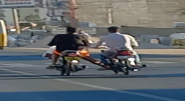 Mardinde iki motosikletlinin tehlikeli yolculuğu
