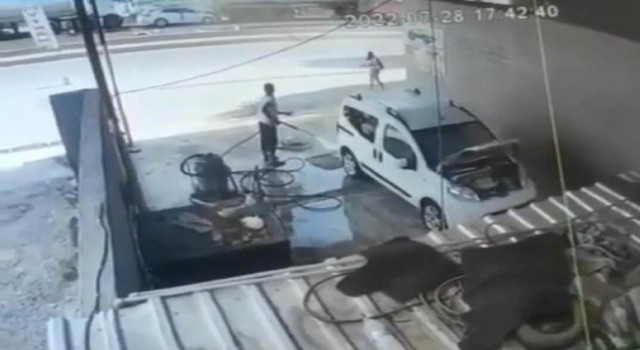 Mardinde zincirleme kazada yoldan geçen kadın saniyelerle kurtuldu