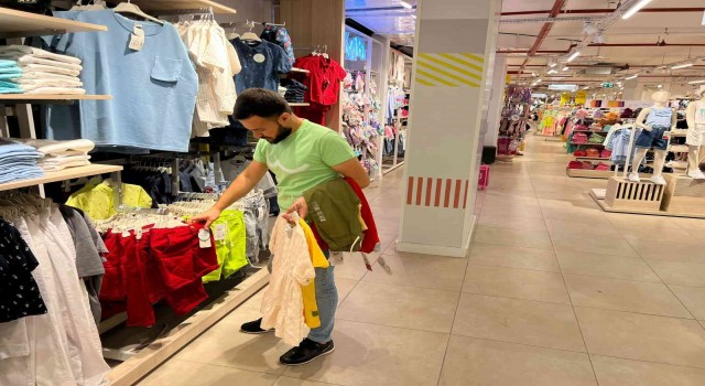Mardinli öğretmen Özsoy, bu bayramda gönüllü ekibiyle çocukların yüzünü güldürdü.