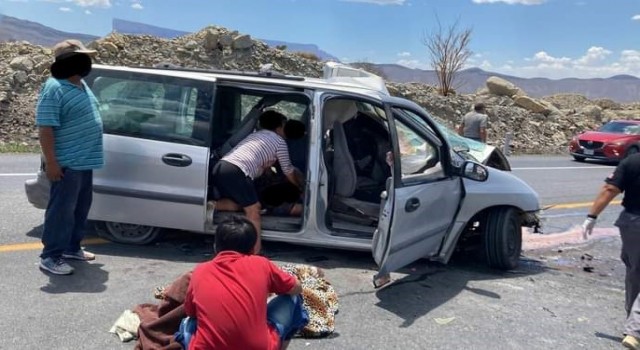 Meksikada 2 araç kafa kafaya çarpıştı: 5 ölü, 11 yaralı