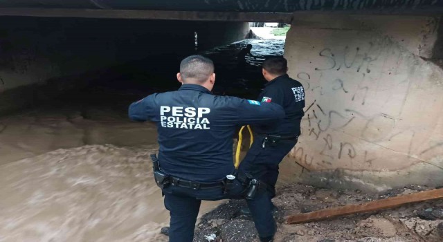 Meksikadaki selde köprü altında mahsur kalan adam kurtarıldı
