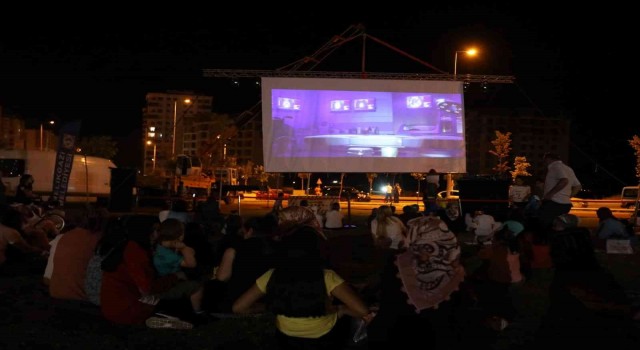Melikgazide nostaljik açık hava film günleri başladı