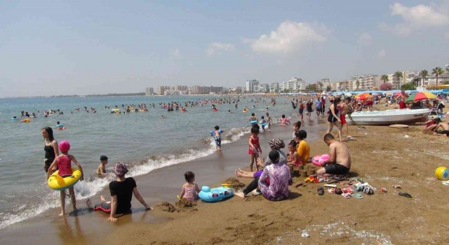 Mersin sahillerinde oteller dolunca tatilciler yerde çadırda ve araçlarında tatil yapıyor