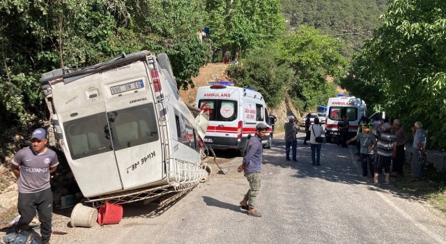 Mersinde işçi servisi kaza yaptı: 17 yaralı