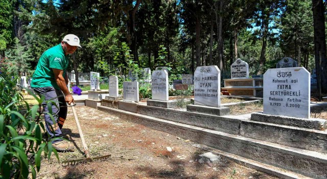 Mersinde mezarlıklar ve ibadethaneler bayrama hazır