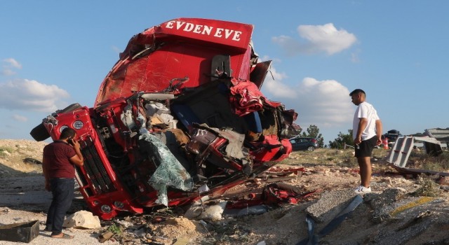Mersinde nakliye kamyonu kaza yaptı: 4 ölü