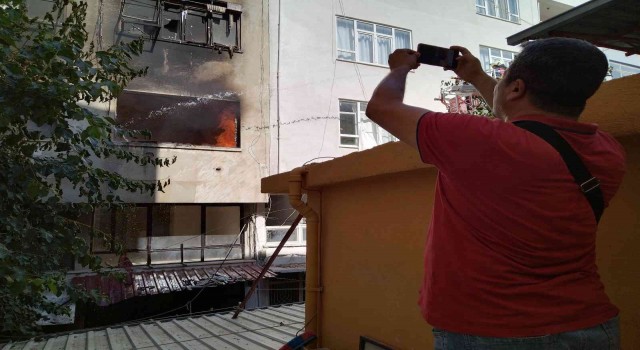 Mersinde yangın: İki iş yeri ve boş bir ev kullanılamaz hale geldi