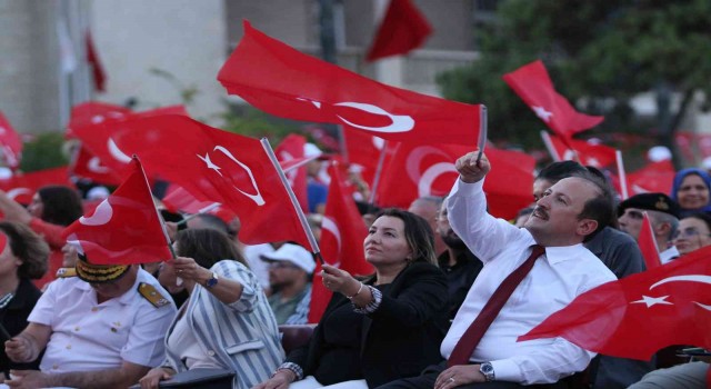 Mersinliler, 15 Temmuzun yıl dönümünde meydanlara akın etti