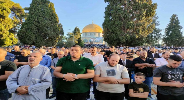 Mescid-i Aksada bayram namazı 150 bin kişiyle kılındı