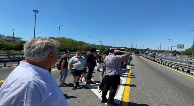 Metrobüs arıza yaptı, yolcular yolda kaldı