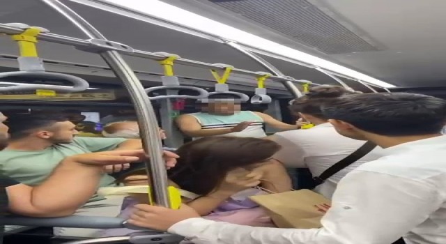 Metrobüste genç kadının fotoğrafını çekti, fark edilince “Tamam sileceğim” dedi