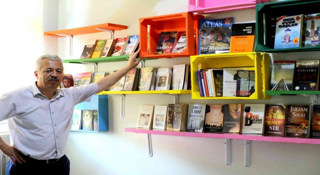 Meyve kasaları kitaplık oldu
