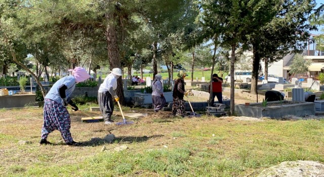 Mezarlıklarda bayram temizliği