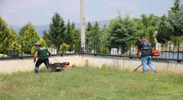 Mezarlıklarda bayram temizliği