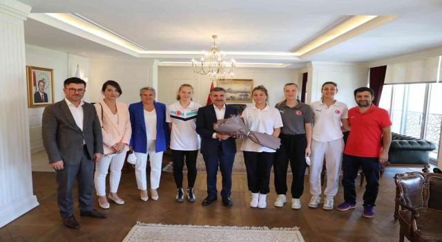 Milli sporculardan Vali Ataya ziyaret