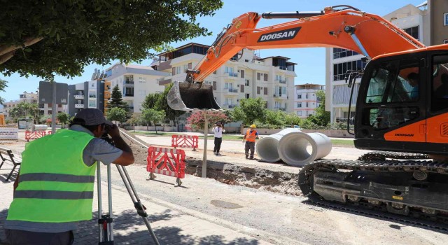Molla Yusuf Mahallesine yağmur suyu hattı döşeniyor