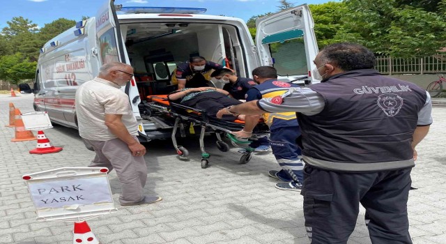 Motosikletin çarptığı yaya hastanelik oldu