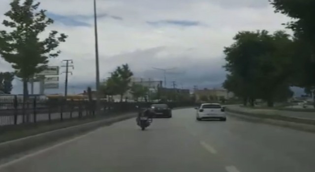 Motosikletin üstüne uzanarak giden genç, ölüme davetiye çıkardı