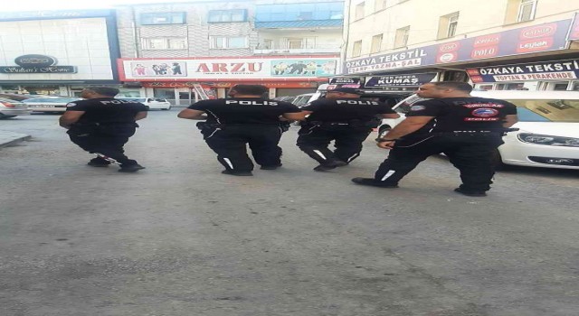 Motosikletli polis timlerinin şok uygulamaları sürüyor