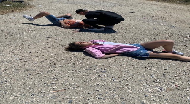 Motosikletlilerin tehlikeli yolculuğu zincirleme kazaya neden oldu: 2 yaralı