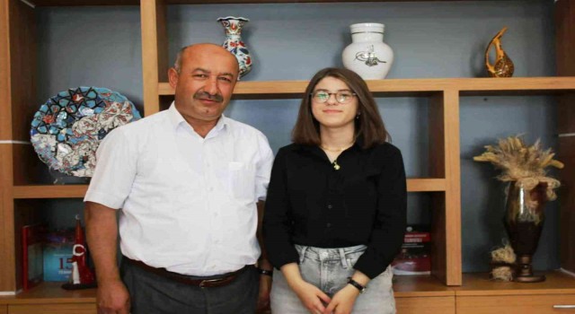 Müdür Başyiğit, YKS Türkiye 32ncisi Zeynep Merti tebrik etti