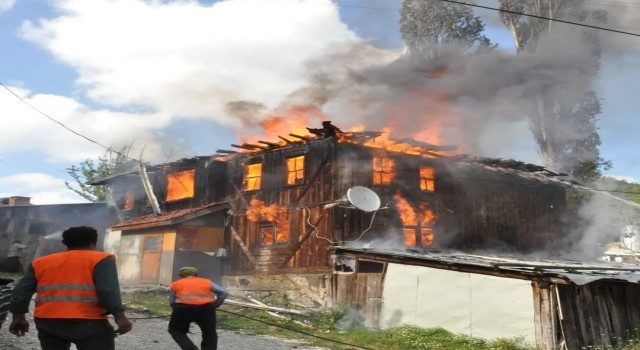 Mudurnuda 2 katlı ahşap ev alev alev yandı