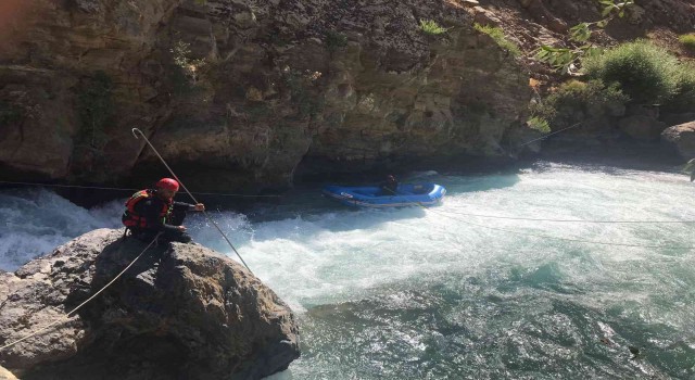 Müküs Çayında kaybolan hemşireyi arama çalışmaları devam ediyor