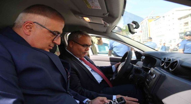 Muş Valisi Gündüzöz emniyetin yeni araçlarını direksiyon başına geçerek kortejle tanıttı