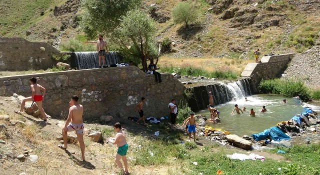 Muşta sıcaktan bunalan çocuklar eğlenceyi çayda serinlemekte buldu