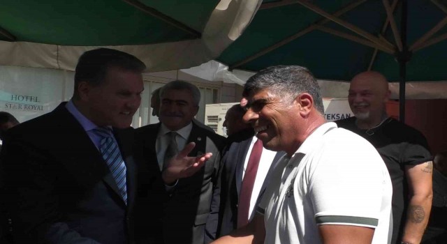 Mustafa Sarıgülün gülen adam paylaşımı binlerce beğeni aldı