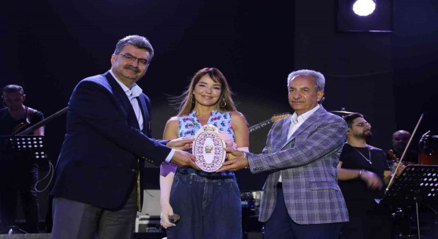 Nasreddin Hoca Şenliğinin finalini Bengü yaptı