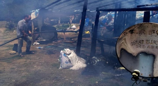 Naylonla kaplı baraka saniyeler içinde kül oldu