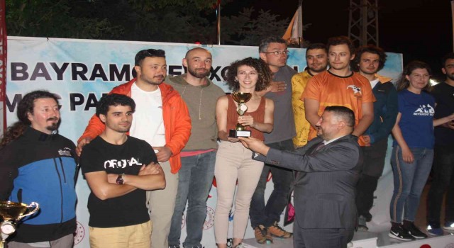 Nefes kesen yamaç paraşütü yarışmasında dereceye giren sporcular ödüllerini aldı