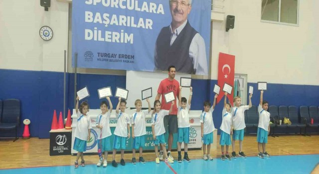 Nilüferin minik basketçileri sertifikalarını aldı